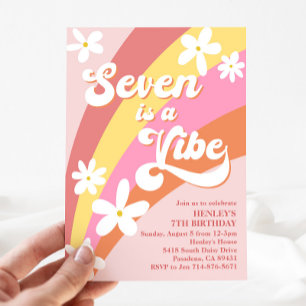 Rosa Seven är en Vibe Retro Daisy Regnbåge Birthda Inbjudningar
