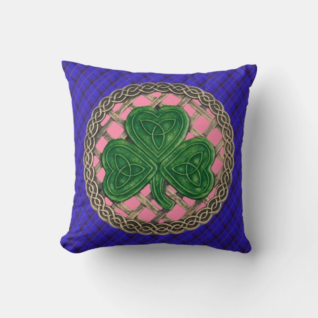 Rosa Shamrock Celtic Knots on Blue Play Kudde (Framsida)