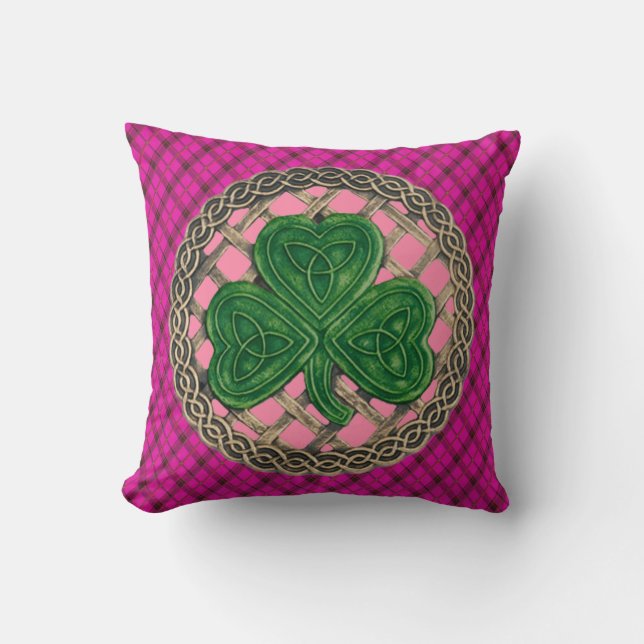 Rosa Shamrock Celtic Knots on Rosa Play Kudde (Framsida)