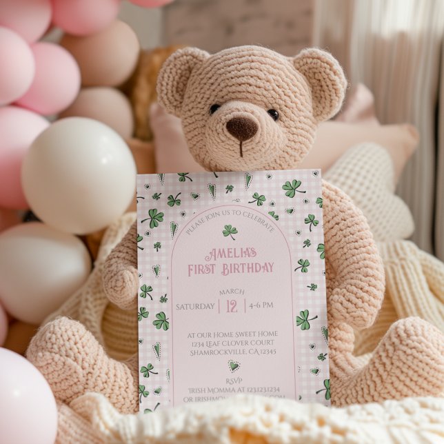 Rosa Shamrock First Birthday Photo Investigation Tack Kort (Cute Baby Girl First Birthday Pink and White Gingham with Green Shamrocks Invitation. Photo on Back.)