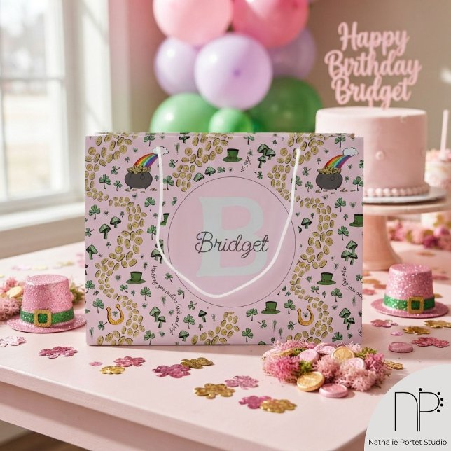Rosa Shamrock Presentpåse till St. Patrick's Day  (Pink shamrocks st patricks gift bag featuring hand-drawn chic noir fine line ink art.)