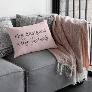 Rosa "She Designed a Life She Loves" Inspirerande Lumbarkudde