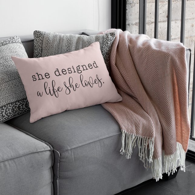 Rosa "She Designed a Life She Loves" Inspirerande Lumbarkudde (Skapare uppladdad)