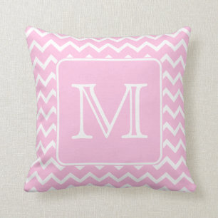 Rosa sicksackar med den beställnings- monogram.en kudde