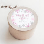 Rosa silver snöflingor baby och dess kall utanför runt klistermärke<br><div class="desc">Rosa silver snöflingor baby och dess kall utanför Klassisk Round Sticker Matching-artiklar finns tillgängliga.</div>