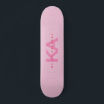 Rosa Skateboard<br><div class="desc">En minimalistisk monogrammerad utformning i rosa och rött. Det är placerat med mottagarens initialer (KA) och namn (Kelly Andrews). Enkel personlig.</div>
