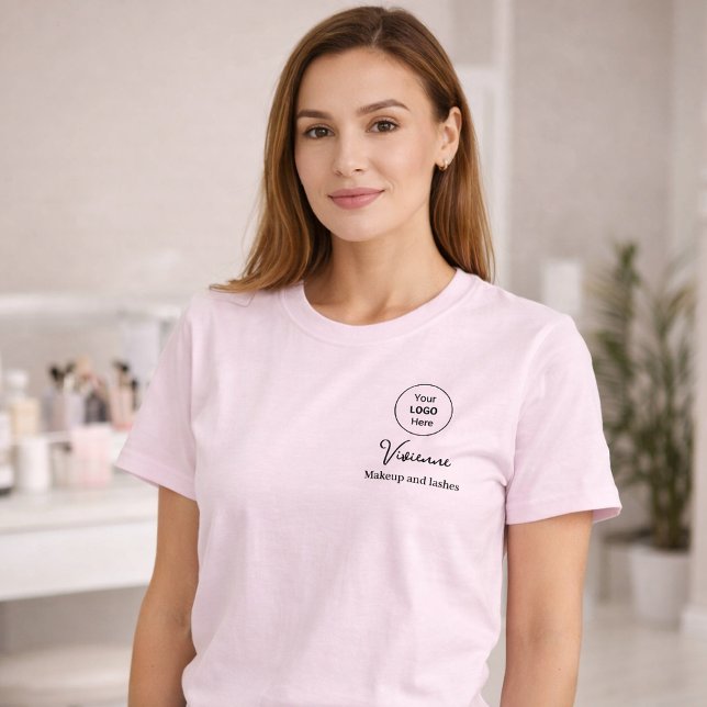 Rosa Skrift Logotyp Smink Personal T Shirt (Makeup Employee Blush Pink Tshirt)
