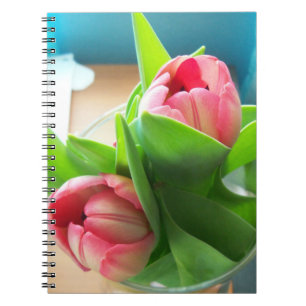 Rosa skrivbordstulpaner anteckningsbok