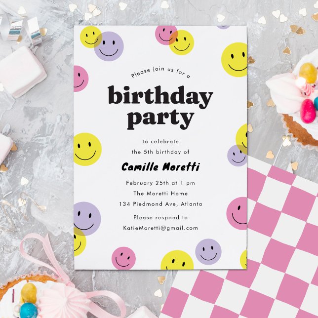 Rosa Sleende Lycklig Ansikte Barns födelsedag Part Inbjudningar (Retro smiling, happy faces kids birthday party invitation in pink, yellow and purple.)