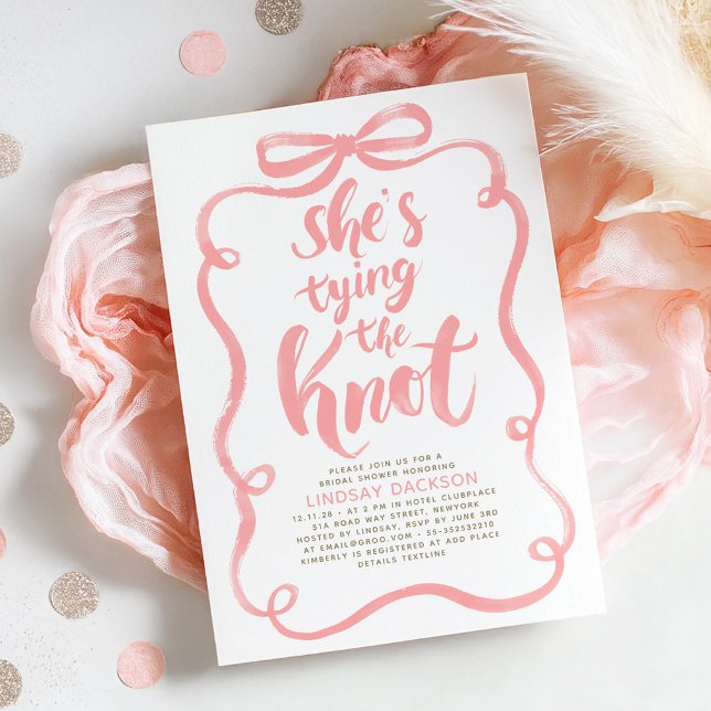 Rosa slinga Hon knyter knuten bröllopsfest Inbjudningar (Pink Bow She's Tying The Knot Whimsical Playful Fun Bridal Shower Invitation)