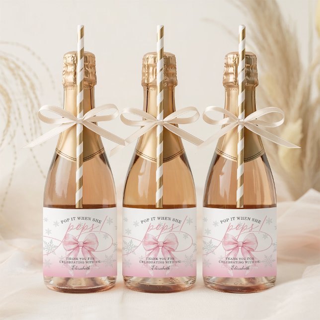 Rosa Slinga Vinter Baby Poppa När Hon Fyller År (Pink Bow Winter Baby Pop It When She Pops Sparkling Wine Label)
