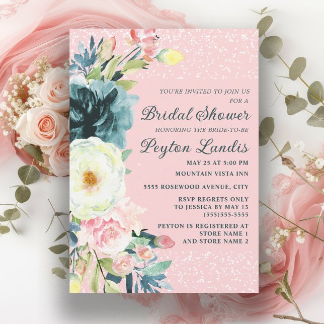 Rosa smaragdgrön kräm blommande bröllopsdusch inbjudningar (Pink bridal shower invitation with emerald green and cream-colored flowers.)