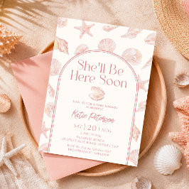 Rosa snäckskal Hon kommer att vara här Baby Shower Inbjudningar