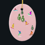 Rosa Snowboarders Snowboarding Illustration Julgransprydnad Keramik<br><div class="desc">Coola illustrerar färglösa snödränder,  snöbäddning nedför berg mellan gräs,  grisen och gräs träd på färskt snö pulver. Snowboard och Julafton utomhussport i en vinterskog. Snowboarder-gåvor. Snowboarding-design för henne</div>