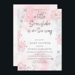 Rosa Snowflake är på väg mot Winter Baby Shower Inbjudningar<br><div class="desc">Rosa Silver Snowflake är på väg att bjuda in Winter Girl Baby Shower</div>