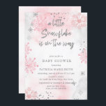 Rosa Snowflake är på väg mot Winter Baby Shower Inbjudningar<br><div class="desc">Rosa Silver Snowflake är på väg att bjuda in Winter Girl Baby Shower</div>