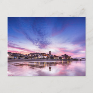 Rosa solnedgång reflekterar över Cromer City i sky Vykort