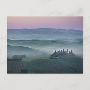 Rosa soluppgång över ett vykort i Tuscany