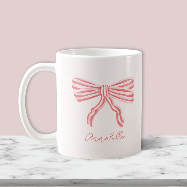 Rosa spetsbåge & förnamn kaffemugg (Blush pink striped bow mug with script name or choice of text.)