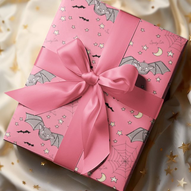 Rosa Spooky Cute Fladdermus Halloween Presentpapper (Adorable Kids Halloween Spooky Cute Bats, Moons, Stars, Spider Webs & Hand-written "Spooky Cute".)