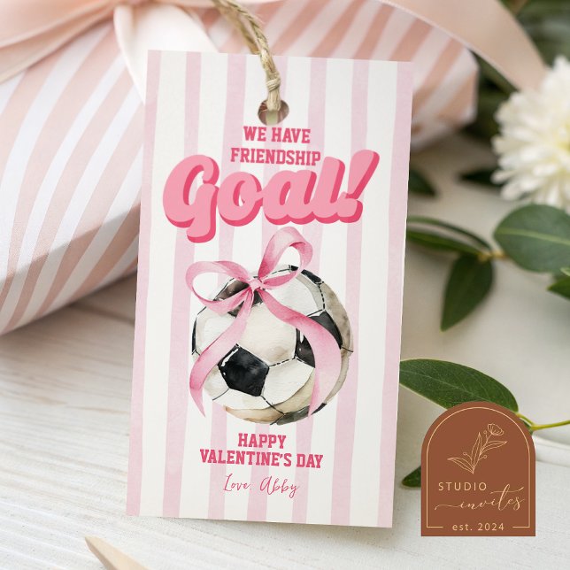 Rosa sportbåg fotbollsrandig valentinstag presentetikett (Skapare uppladdad)
