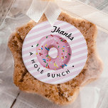 Rosa Sprinkle Donut Tack Hål Bunch Runt Klistermärke<br><div class="desc">Rosa Sprinkle Donut Tack Hål Bunch Classic Round Sticker</div>