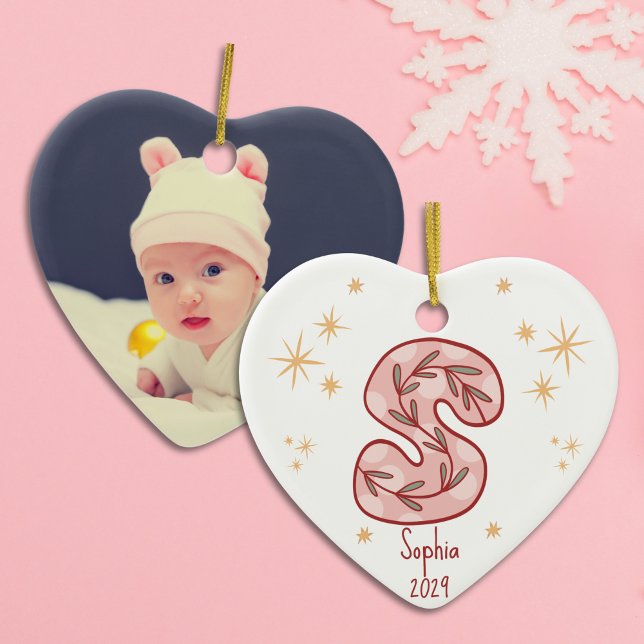 Rosa Star Golden Accents Mönster Julgransprydnad Keramik (Baby Girl’s First Christmas with Initial S Ceramic Ornament)
