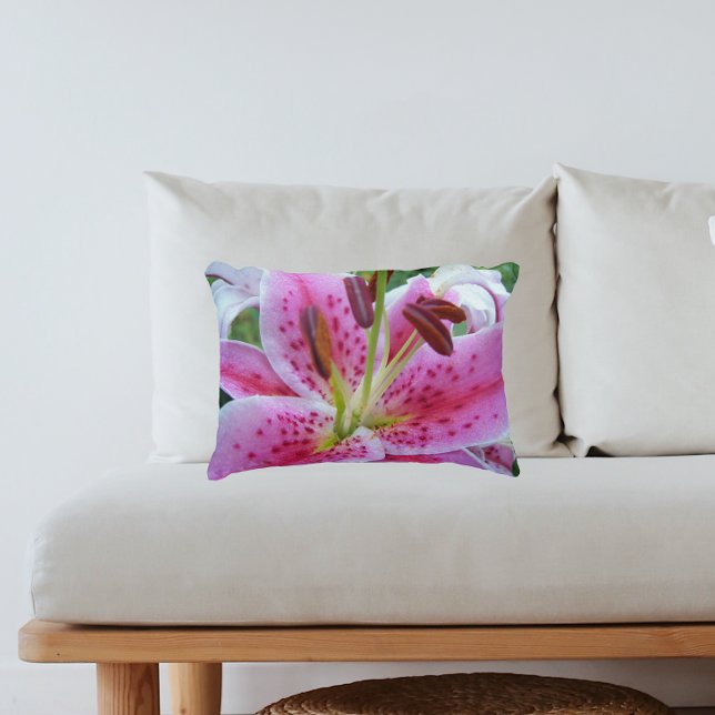 Rosa Stargazer Lily Blommigt Prydnadskudde (In Situ Sofa)