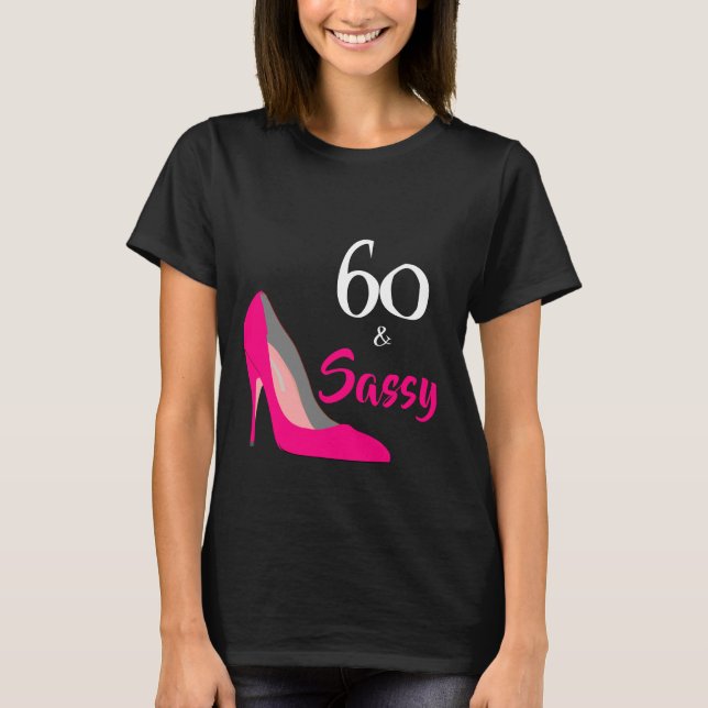 Rosa stiletto 60 och sassy 60-årsfirande t shirt (Framsida)