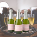 Rosa Stilized Script Bröllop Bridesmaid<br><div class="desc">Självhäftande etiketter för bröllop minismousserande vin flaskor som har ett trendig,   rosa färg tillsammans med "Bridesmaid" tryckt i vitt,  stiliserat skript. En underbar idé när du lägger ut dina brudtärnor och planerar för en bachelorette-fest!</div>