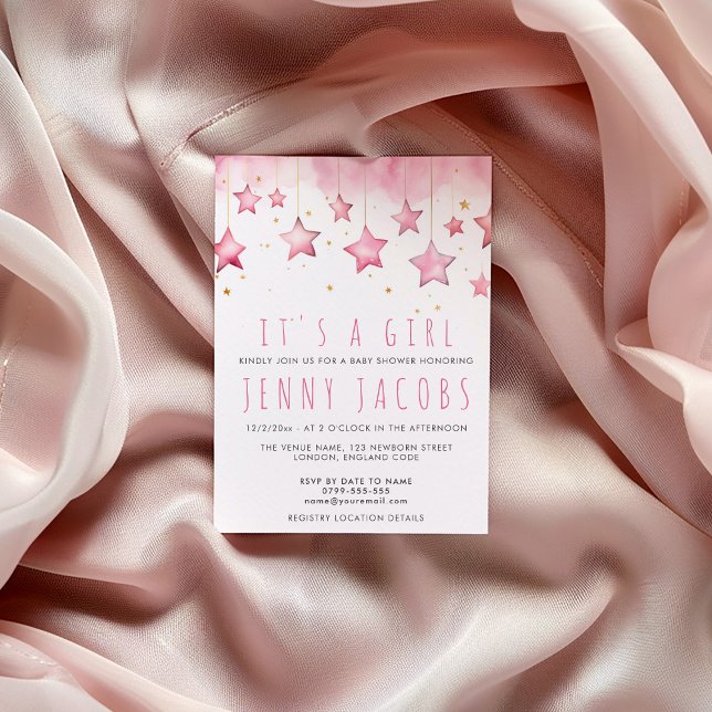 Rosa stjärnor.. Det är en flickbabydusch Inbjudningar (Pink star baby shower invitation with watercolor stars and elegant script for a girl.)