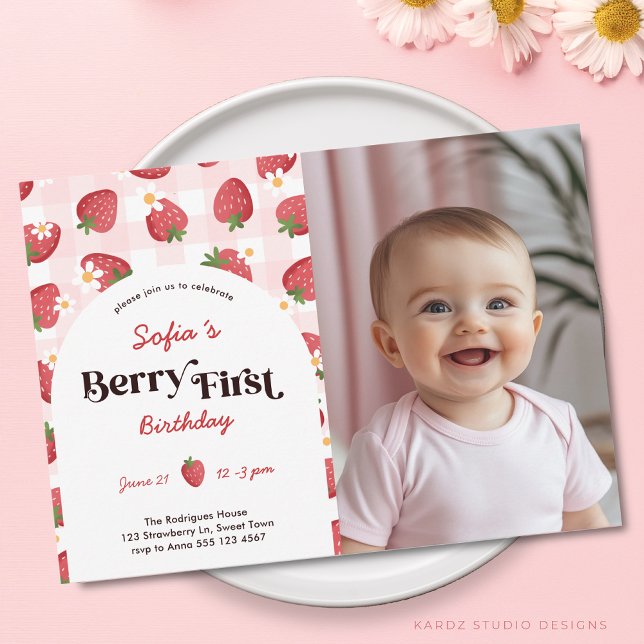 Rosa Strawberry Girl Photo Berry 1:a födelsedagen Inbjudningar (Front Invitation is shown in a 5 x 7 inches size. Personalize text, size, paper, and corner style.)