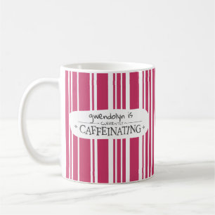 Rosa stripe<Name>är för närvarande kaffeiniserande Kaffemugg