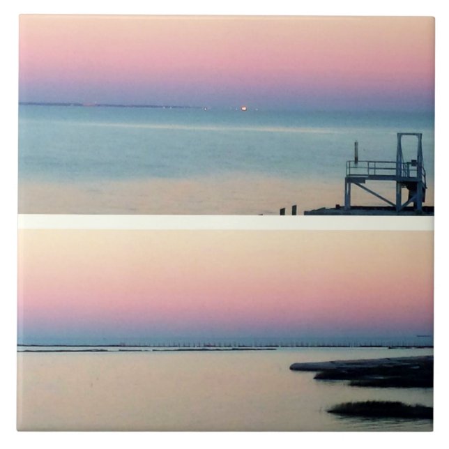 Rosa Sunset över Vatten och Broken Pier Photo Kakelplatta (Framsidan)