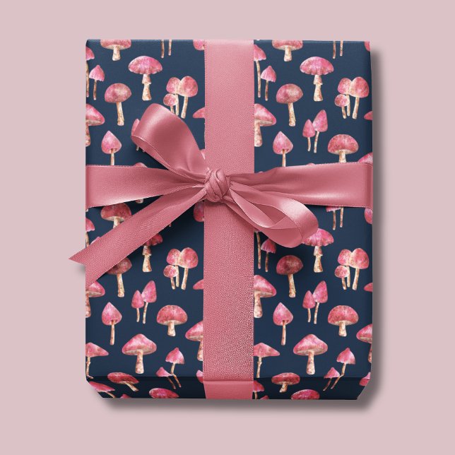 Rosa Svampmönster Presentpapper (Pink mushroom wrapping paper. Woodland mushrooms on navy blue background.)