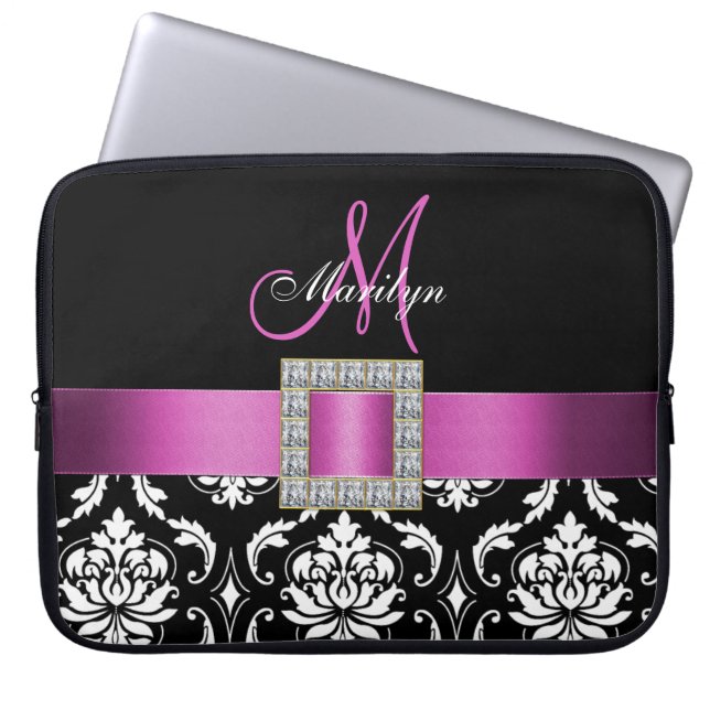 ROSA, SVART DAMASK MONOGRAM LAPTOP SLEEVE (Framsidan)