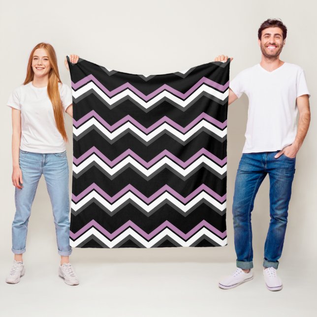 Rosa, svart, grått och vit Chevron Fleecefilt (På plats)