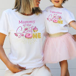 Rosa Sweet One Girl's 1st Birthday Mamma Matching T Shirt<br><div class="desc">Söt En efterger ett schyst tema med giftig färg 1:a födelsedagen,  med godis,  designat med handdragen inslag i pastellernas rosa,  och faux guld färg med faux guld glitter inslag.</div>