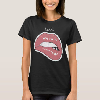 Rosa T-shirt med läppbett-estetik