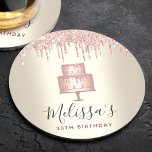 Rosa tårta glitter droppar elegant giftigt guld pa underlägg papper rund<br><div class="desc">Slappna av med din favoritdryck och skydda möblerna med dessa enkla, moderna, giriga och snyggt anpassade namn pappra underlägg. En glitter, chic, ro guld 2 lagrar tårta, elegant manustypografi och glitter-droppar täcker över en fin metallisk champagne guld ombre-bakgrund. Anpassa med namn och det meddelande du vill ha. Välj bland en...</div>