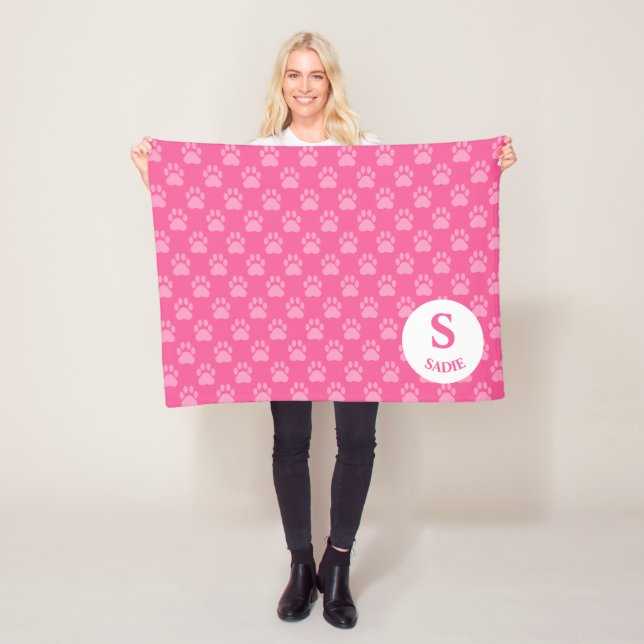 Rosa tassmärken mönster med monogram & namn fleecefilt (På plats)