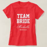 Rosa Team Bride brudens sida-fotbollskjorta T-shirt<br><div class="desc">Rosa Team Bride brudens sida fotbolls-tröjan. Anpassningsbar med sportig rand och personlig. Roligt kläder för besättningen i bröllop, bachelorette party etc. Gör ditt eget för att bli brud och för att få näring. Mästarmar, maid of honor, kusin, syster, vänner osv. Finns i olika färg. Utmatning för flickor på natten, dam...</div>
