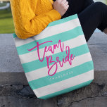 Rosa-teamet i Preppy Turcos och White Rand Bride Tygkasse<br><div class="desc">Tote-väska med allt-över-tryck och ord "Team Bride" i skriptet rosa trendig mot en turkos och vit bakgrund i rand mönster. Perfekt till bröllop för brudgummar, maid of honor och blomsterflicka. Om du vill ha mer färg och matchande objekt kan du gå till https://www.zazzle.com/collections/119250194970828530?rf=238364477188679314 Anpassa den genom att ersätta platshållartexten. Om...</div>