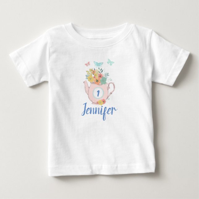 Rosa Tekanna med blommor och fjärilar födelsedag T Shirt (Framsida)