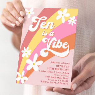 Rosa Ten är en Vibe Retro Daisy Regnbåge Birthday Inbjudningar