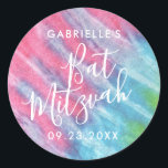 Rosa Tie Dye Bat mitzvah Party Tack Favor Runt Klistermärke<br><div class="desc">Rosa,  turkos och Aqua Blue Tie Dye Personlig Sticker för en Hippie-Chic Bat mitzvah med eget namn och egen datumtext,  är underbar för kuvertförseglingar för inbjudan och favärdesetiketter. Del av en samling designad av Papper Grape för Zazzle.</div>