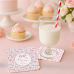 Rosa Toile Coquette Bow 1:a födelsedagsflicka Underlägg Papper Kvadrat<br><div class="desc">Perfekt för en coquette-inspirerad flicka första födelsedagsfesten. Personlig med namn och rosa båge.</div>