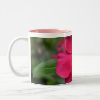 Rosa tonad kaffemugg med blomma