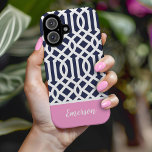 Rosa Trellis Monogram<br><div class="desc">Snyggtens anpassningsbar, telefonfodral i marinblått, rosa och vitt färg. Den här designen har en preppy Moroccan trellis mönster. Anpassa den med ditt namn eller annan anpassningsbar i ett modernt skript-monogramteckensnitt. Använda designen verktyg om du vill välja valfri färg, redigera texten typsnitt och färg och ladda upp dina egna foton för...</div>