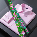 Rosa Tropical Hawaiian mönster Slips<br><div class="desc">Den hawaiiska tryckhalsen har en fängslande illustration av tropiska löv av grönt och rosa, som utesluter en vibrerande och öga-fångstdesign. Den slips visar en harmonisk blandning av löv för lush-grönt och vibrerande rosa, som skapar en synligt slående kombination. Löven grönt symboliserar det rikliga blad som finns i det hawaiska landskapet,...</div>